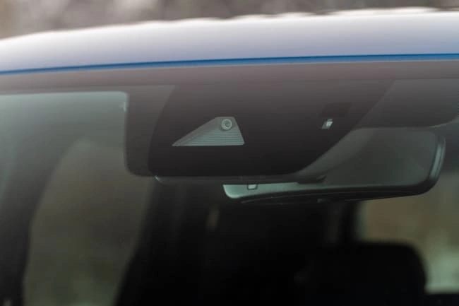Windshield humidity sensor mounted behind rearview mirror detecting moisture to prevent fogging